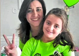 Itxaso Gondra y su hija María Navarro vestidas de verde, el color que identifica la enfermedad.