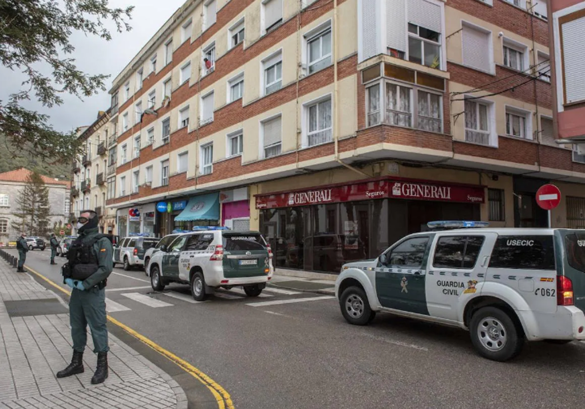 Despliegue policial en Santoña durante los día de confinamiento.