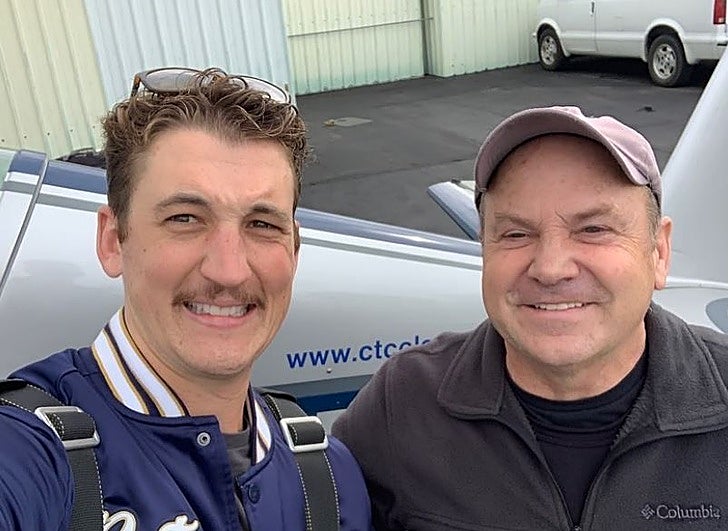 Charles Thomas «Chuck» Coleman junto con unos de los actores protagonistas en 'Top Gun: Maverick'.