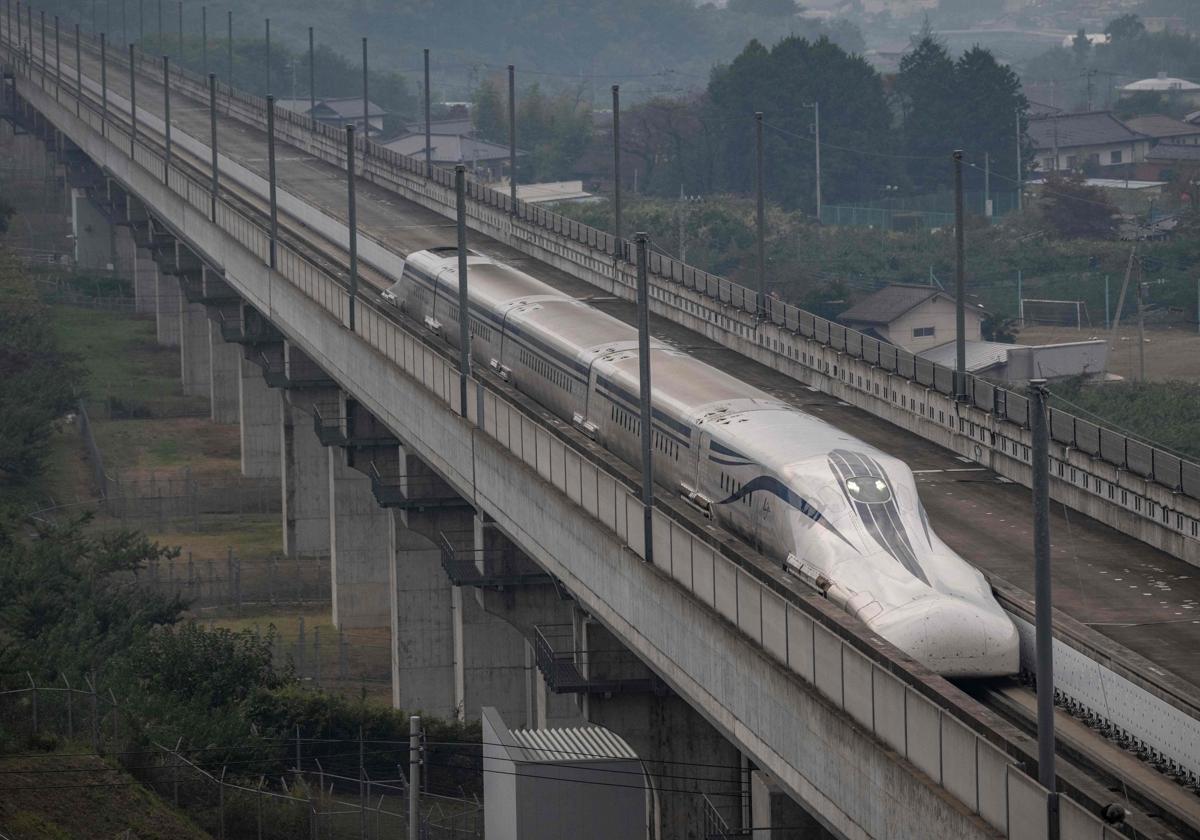 El tren Maglev, durante su reciente viaje de pruebas en Yamanashi.