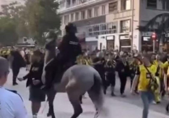 Un caballo de la Policía Nacional arrolla a un hincha del Borussia Dortmund en Madrid