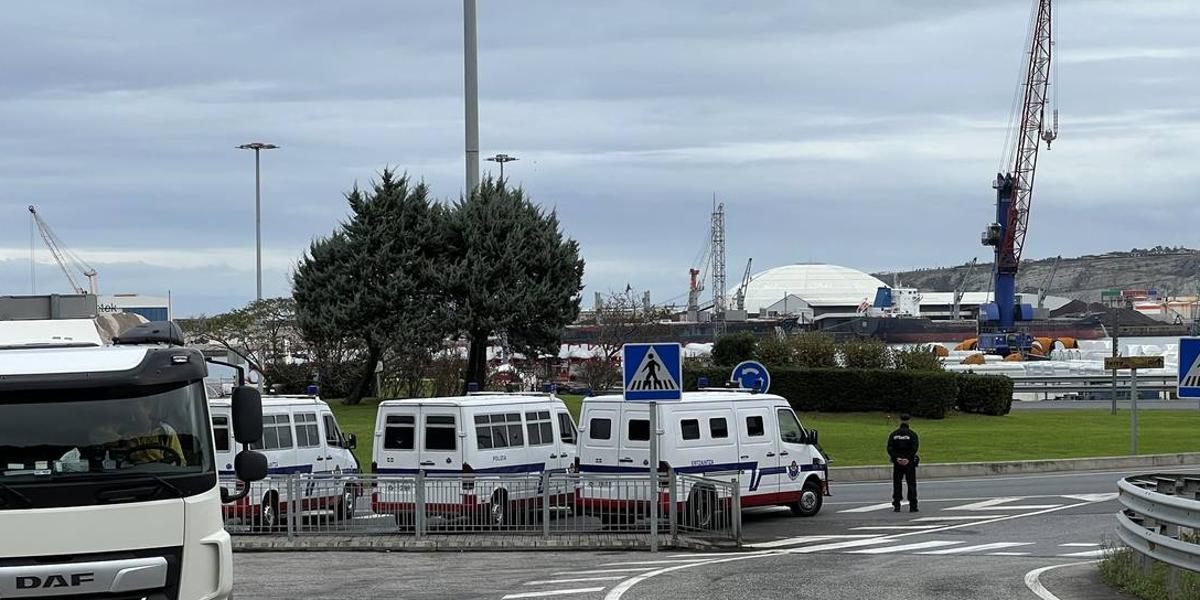 Efectivos de la Ertzaintza, desplegados en el Puerto de Santurtzi durante la huelga de transporte de 2022.