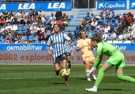 Las Gloriosas contra el Atlético de Madrid femenino en un partido en Mendizorroza el año pasado.