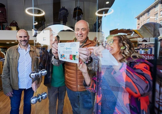 Pedro Arceredillo, Gaizka Carazo, el alcalde Iban Rodríguez y Lola Consuegra presentan la campaña de bonos en Leioa.