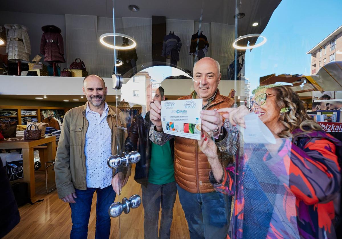 Pedro Arceredillo, Gaizka Carazo, el alcalde Iban Rodríguez y Lola Consuegra presentan la campaña de bonos en Leioa.