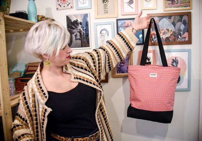 Delia muestra una 'tote bag' de cuadros diseñada por Yaiza.