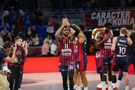 Forrest saluda al público del Buesa Arena tras la victoria ante el Alba.