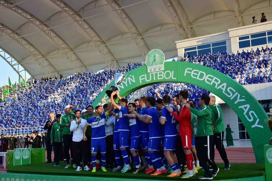 Imagen principal - 1- El Arkadag celebra su primer título de Liga. 2 - Berdimuhamedow, reunido con Vladimir Putin en una sala presidida por uno de los cientos de retratos de caballos que dominan en el país. 3 - Céntrica calle de Ashgabat con varios de los edificios construidos en mármol y oro. 