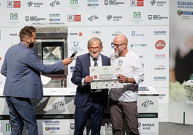 Mitxel Suárez, del Borda Berri de Hueto Arriba, recoge el premio.