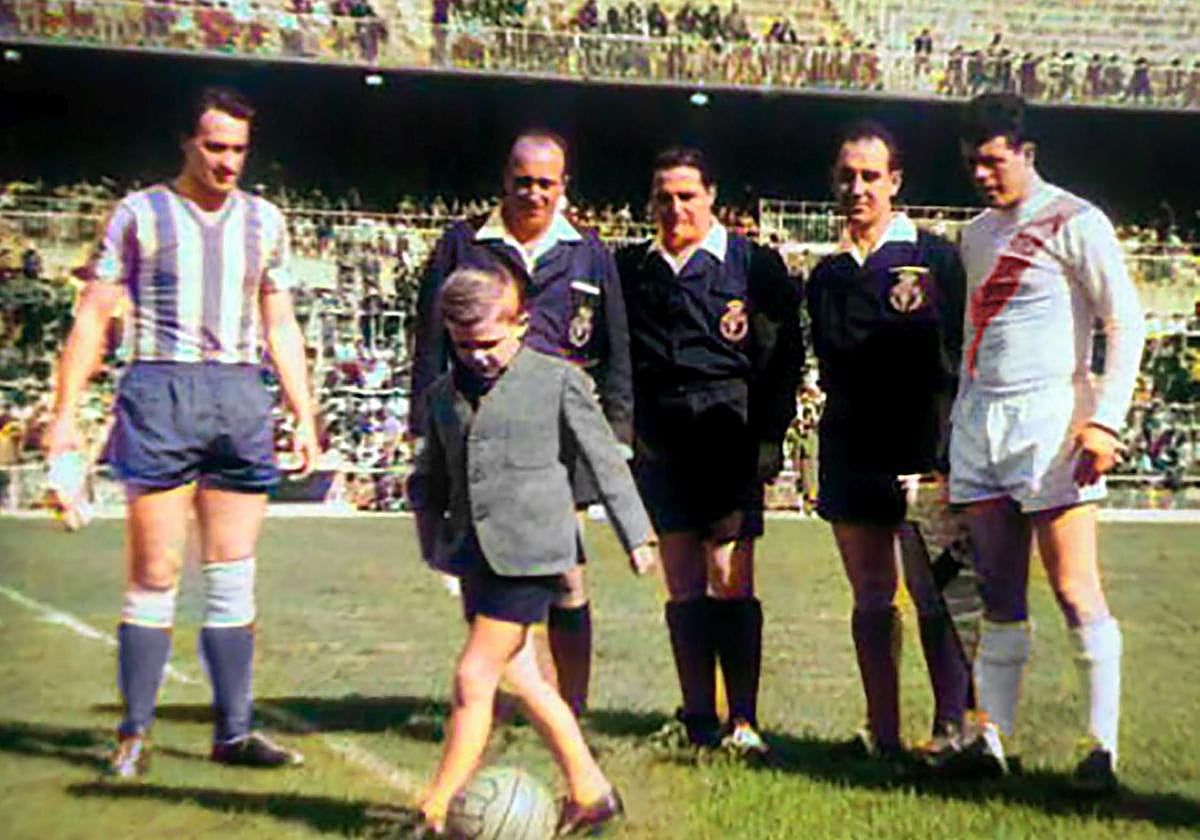 'Alfredito' fue el encargado de realizar el saque de honor en el choque entre el Alavés y el Rayo.