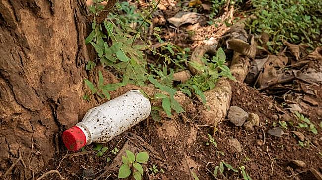 ¿Cuánto tarda en descomponerse una botella de plástico?