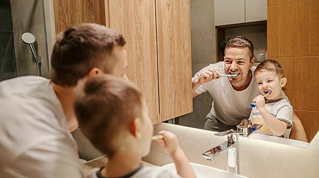 ¿Cuánto agua ahorras si cierras el grifo mientras te lavas los dientes?