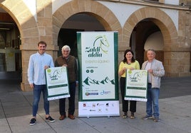 Osertz Lejarreta, coordinador de Zaldialdia; Jorge Garbizu, director de Agricultura y Ganadería; Ainhoa Salterain, alcaldesa de Amorebieta-Etxano, y Jon Alberdi, presidente de la asociación BCSH