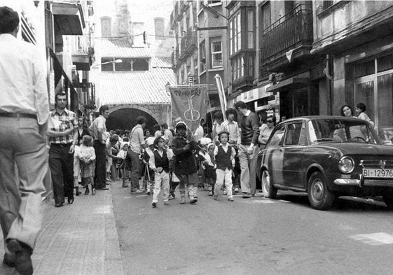 Desfile de una de las primeras ediciones de la Umeen Euskal Jaia en Durango.