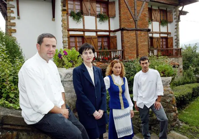 Jose Miguel Olazabalaga, Marga Atutxa, Yolanda del Campo y Eneko Atxa en restaurante Andra Mari en 2003.