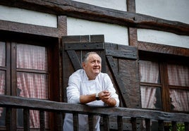 Olazabalaga se asoma al balcón del restaurante donde ya trabajó en 1993.