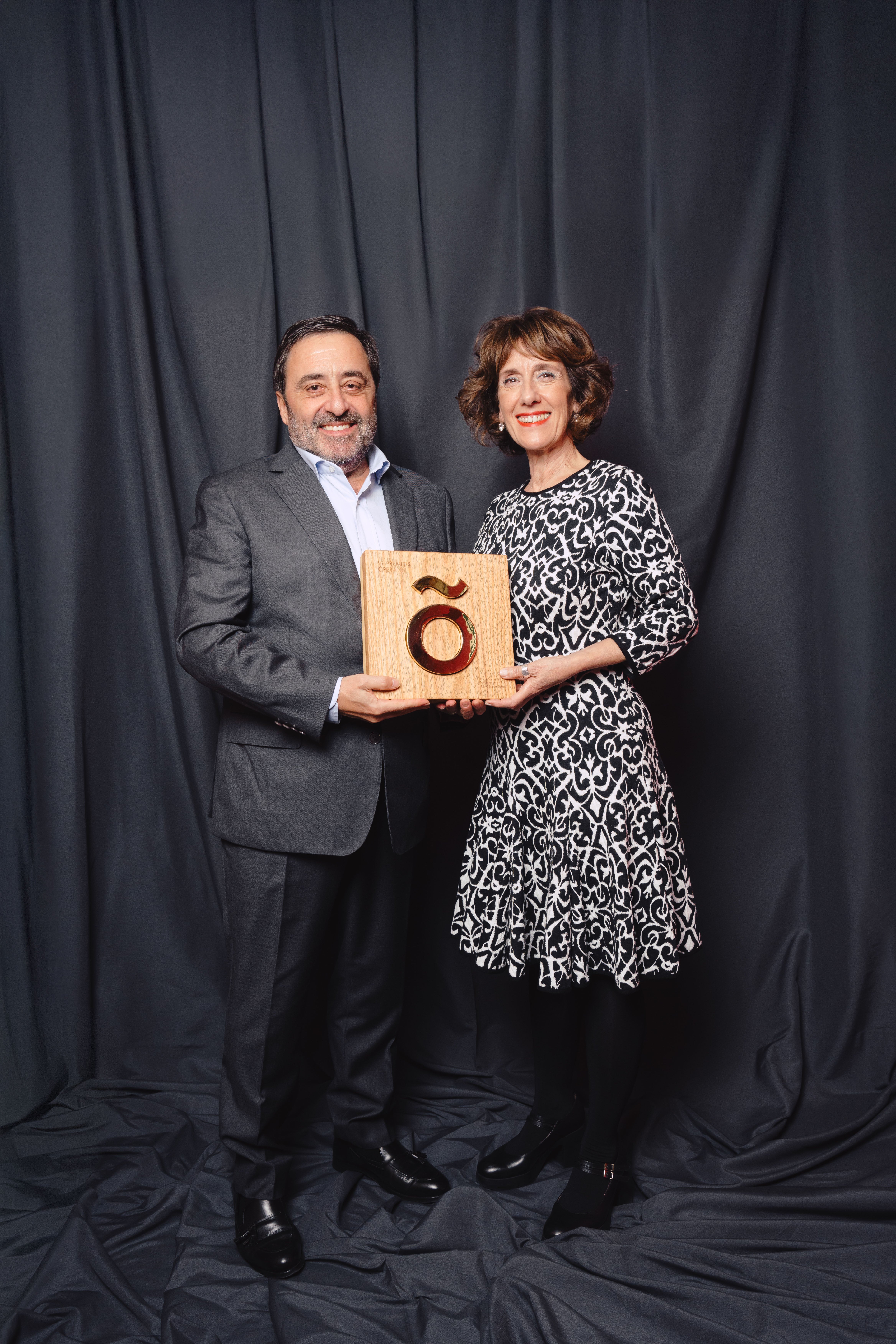 Juan Carlos Matellanes, recibiendo el galardón de manos de Paz Santa Cecilia, directora del INAEM.