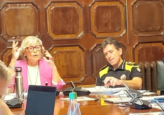 El comisario de la Policía Local de Getxo, Tomás Santín, junto a la concejala de Seguridad Ciudadana, Keltse Eiguren, en la comisión.