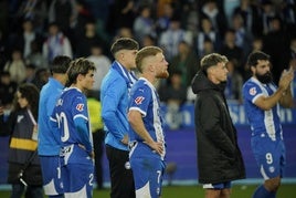 Los futbolistas del Alavés, con Carlos Vicente a la cabeza, cabizbajos tras la derrota ante el Valladolid.