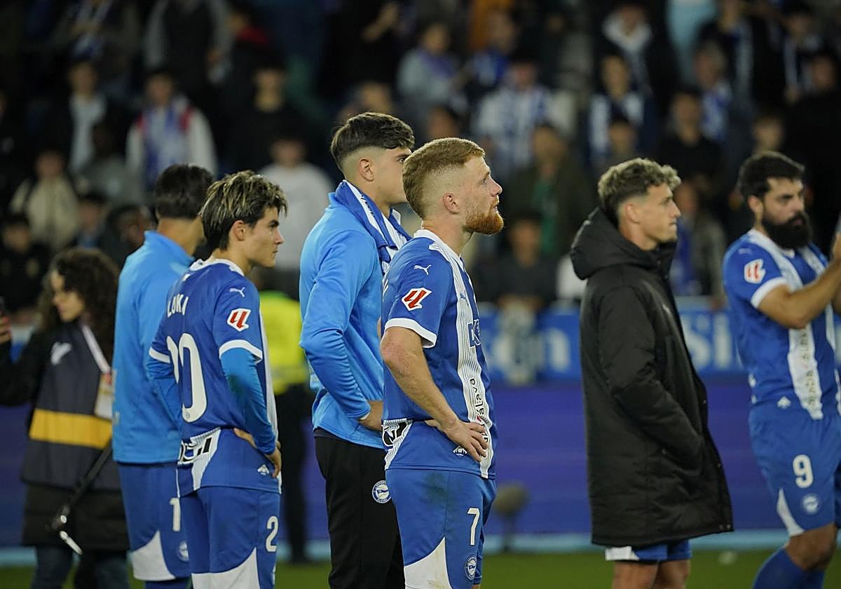 Los futbolistas del Alavés, con Carlos Vicente a la cabeza, cabizbajos tras la derrota ante el Valladolid.