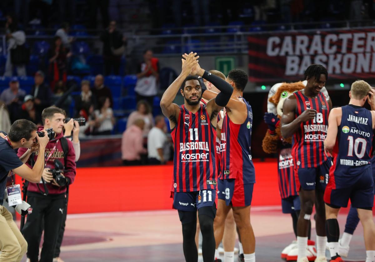 Forrest saluda al público del Buesa Arena tras la victoria ante el Alba.