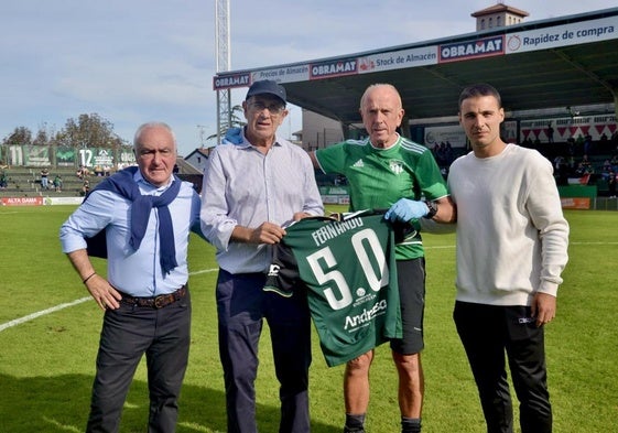 'Primi', Jabo Irureta, Fernando San Cristóbal y Aitor Villar en el homenaje del pasado domingo al histórico ATS del Sestao River