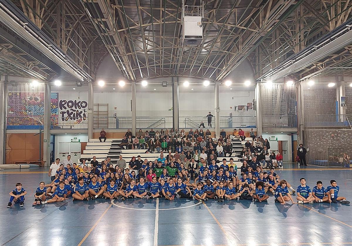 Foto de familia de todo el club en el polideportivo Landako.