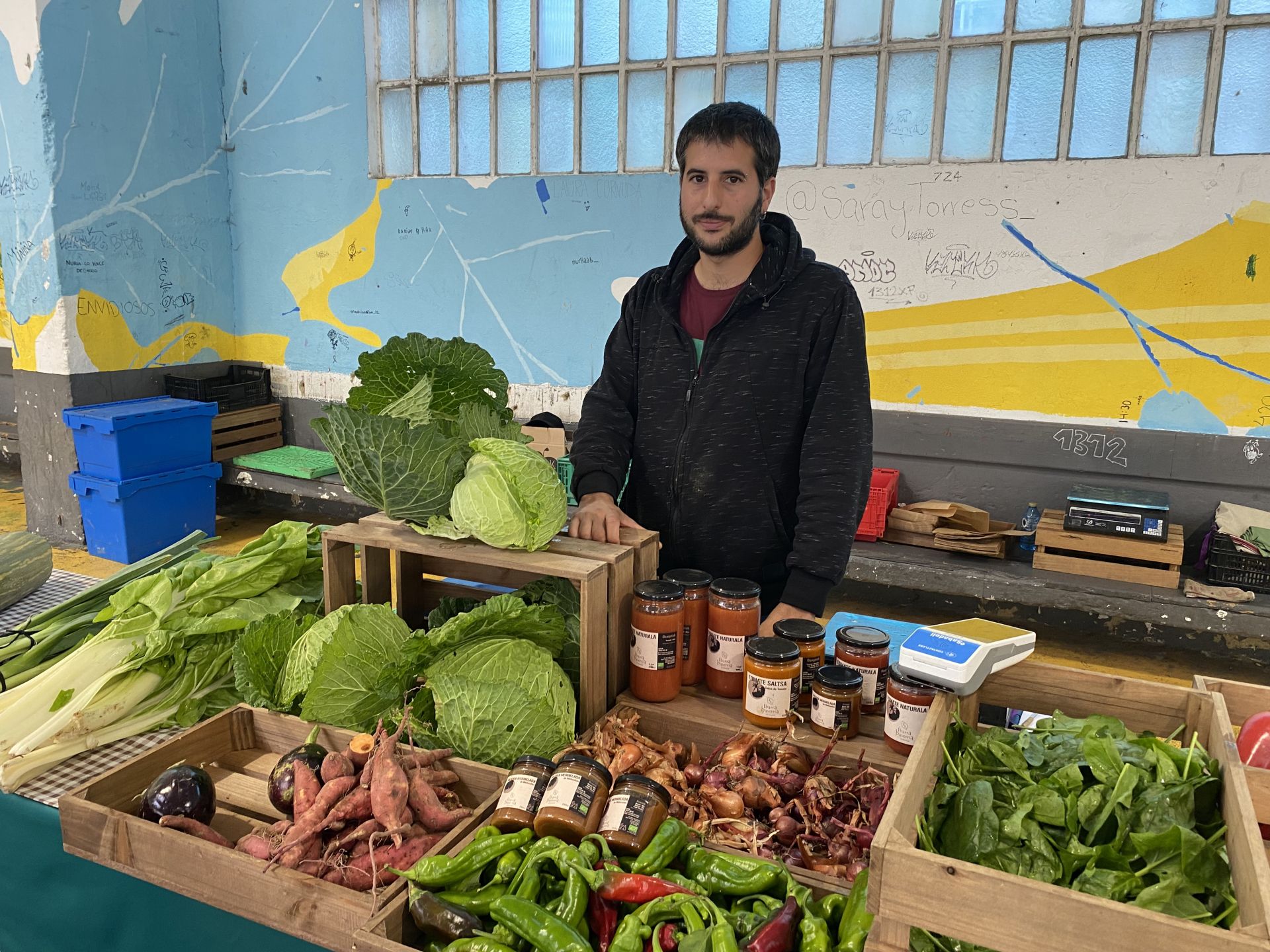 Imagen principal - Jon Bastante, Berenice López y José Luis Martin acuden al Mercado con sus productos