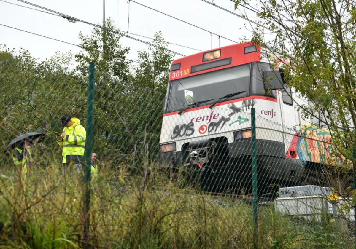 El tren de Cercanías, detenido en la zona de huertas de Astigarraga.