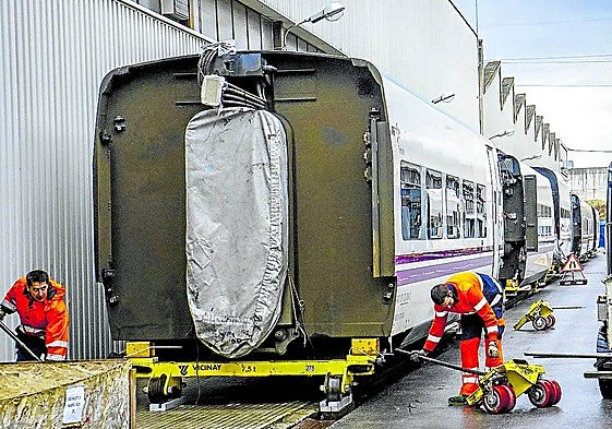 Trabajadores de Talgo de la factoría alavesa de Rivabellosa.