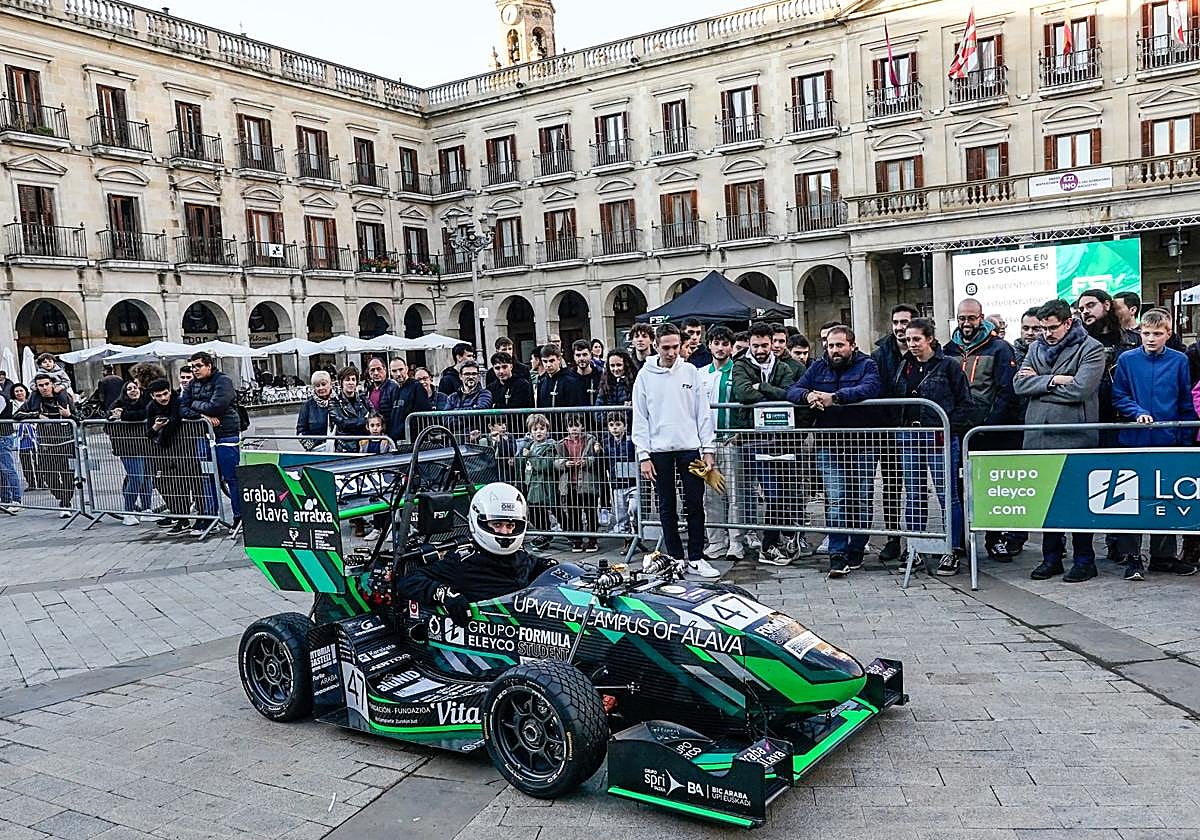 El Bizkor EV03 se exhibió en la plaza de España.