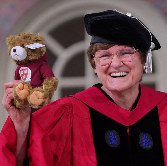 Katalin Karikó, con un osito de peluche tras recibir un doctorado honorífico en la Universidad de Harvard.