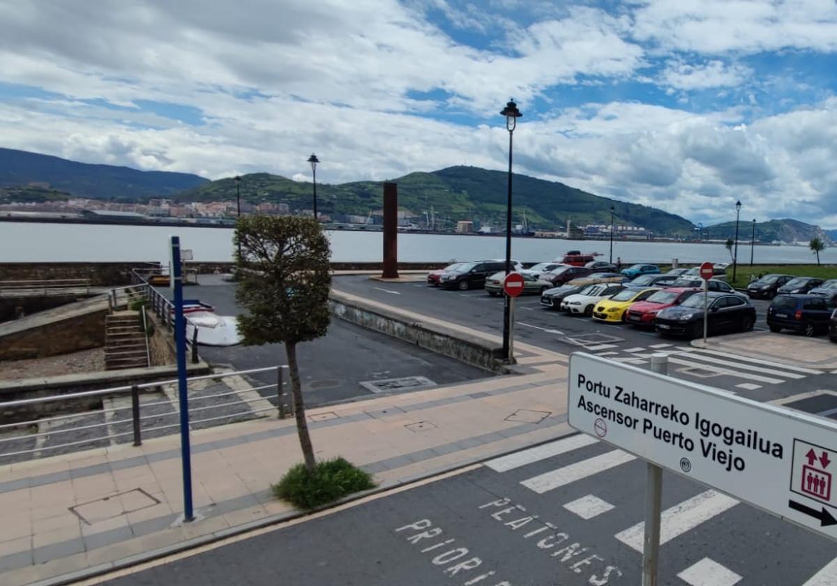 Uno de los estacionamientos que se cierra cuando hay un evento en el Puerto Viejo.