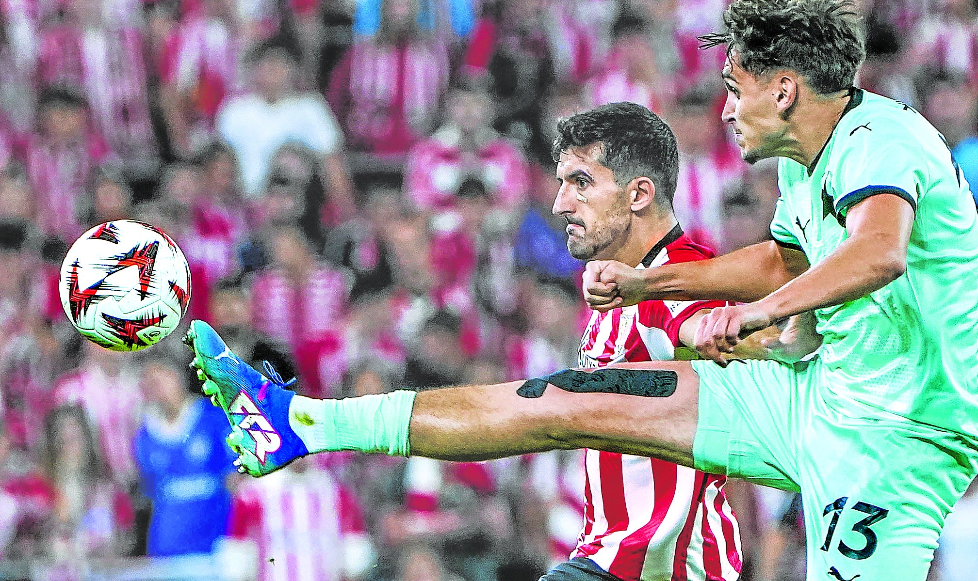 Vivián tuvo mucho trabajo ante el Slavia.