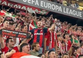 El aficionado del Ciclón anima durante el partido.