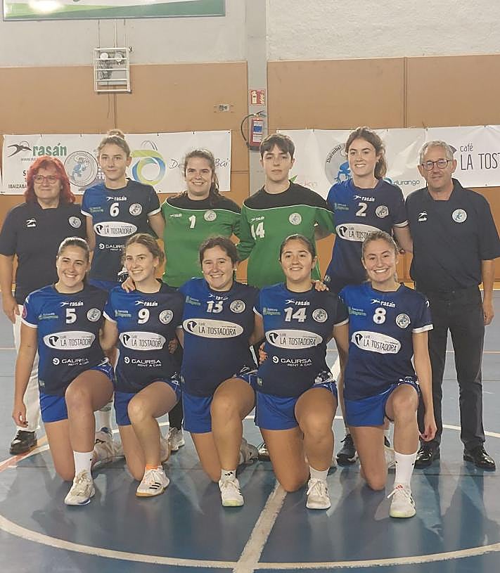 Imagen secundaria 2 - Ibaizabal, más de 20 años transmitiendo la pasión por el balonmano
