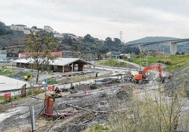 Operarios con distinta maquinaria trabajando ayer en varios puntos de este lugar, ubicado junto a la ría y el puente de Rontegi.