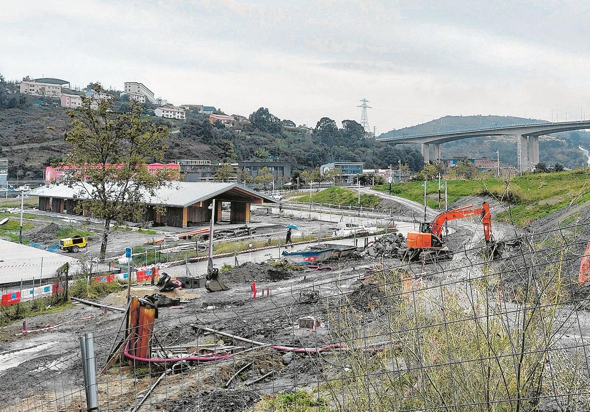 Operarios con distinta maquinaria trabajando ayer en varios puntos de este lugar, ubicado junto a la ría y el puente de Rontegi.