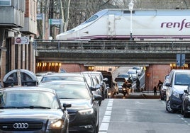 Un tren Alvia por el centro de Vitoria fotografiado en el año 2020, antes de la sustitución del modelo tren por uno inferior a primera hora del día.