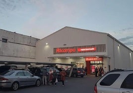 Entrada al supermercado Alcampo de Hernani.