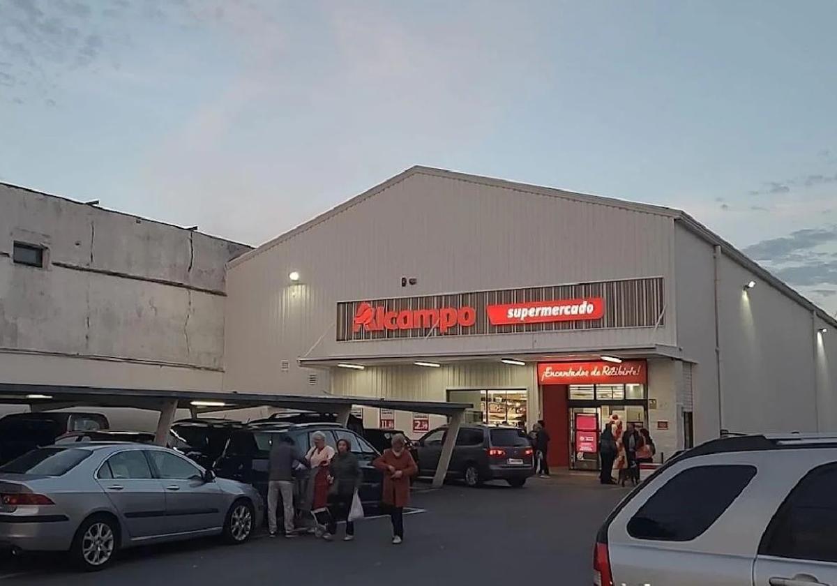 Entrada al supermercado Alcampo de Hernani.