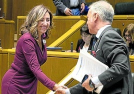 La exconsejera Olatz Garamendi saluda a Iñigo Urkullu durante un pleno del Parlamento vasco.