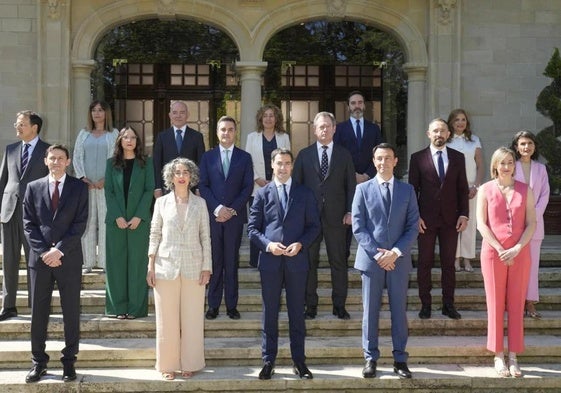 El lehendakari, Imanol Pradales (c), posa junto a los quince consejeros del nuevo Gobierno vasco.