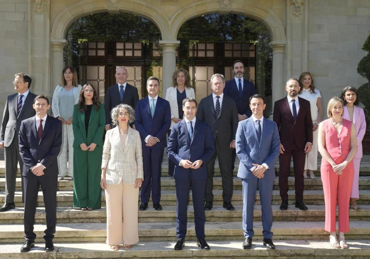 El lehendakari, Imanol Pradales (c), posa junto a los quince consejeros del nuevo Gobierno vasco.