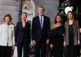 La Familia Real a las puertas del Teatro Campoamor de Oviedo.