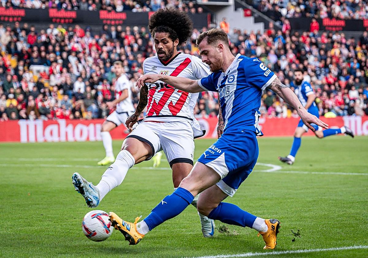 Toni Martínez realiza un pase frente al exalavesista Aridane.