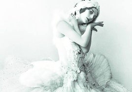 Anna Pavlova, caracterizada como protagonista de 'La muerte del cisne', con música de Saint-Saëns.