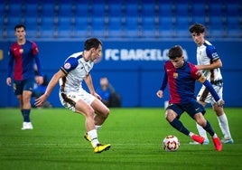 Unai Hernández trata de driblar a Iker Pedernales ante la mirada de Aimar Vicandi.