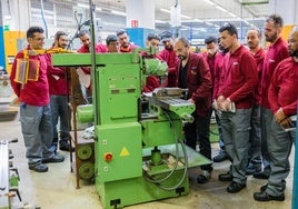 Estudiantes del curso de mecanizado siguen las explicaciones del profesor de Egibide Andrés Fernández