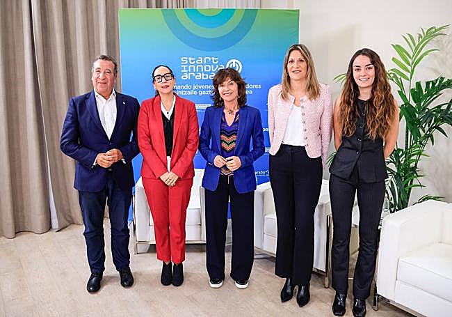 De izquierda a derecha: Jon Urresti, Begoña Pedrosa, María Goti, Saray  Zárate, Naia Espinosa.